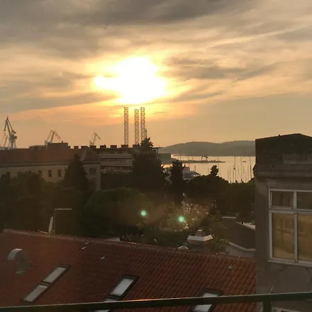 아파트 Postcard View 풀라