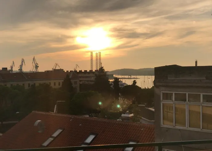 아파트 Postcard View 풀라